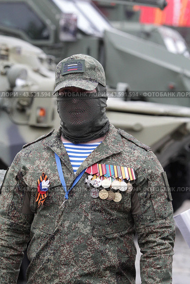 Москва военный в орденах на выставке подбитой военной техники во время проведения СВО на Украине (2024 год). Редакционное фото, фотограф Дмитрий Неумоин / Фотобанк Лори