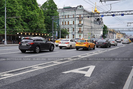 Москва, выделенная полоса для общественного транспорта на проспекте Мира (2018 год). Редакционное фото, фотограф Dmitry29 / Фотобанк Лори