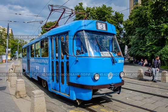 Москва, Замоскворечье, трамвай Tatra T3 едет по Садовническому проезду (2020 год). Редакционное фото, фотограф glokaya_kuzdra / Фотобанк Лори