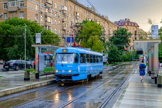 Москва, Замоскворечье, трамвай Tatra T3 едет по Садовническому проезду (2020 год). Редакционное фото, фотограф glokaya_kuzdra / Фотобанк Лори