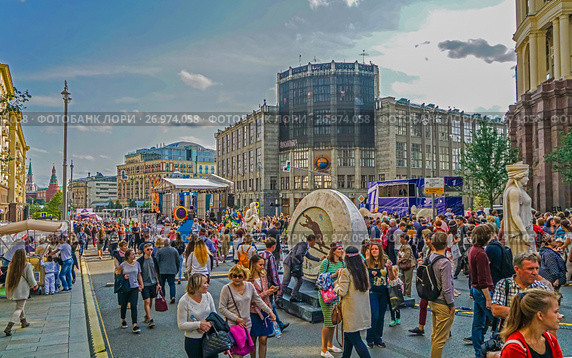 Москвичи и гости столицы на Тверской улице во время праздника Дня города (2017 год). Редакционное фото, фотограф Виктор Тараканов / Фотобанк Лори