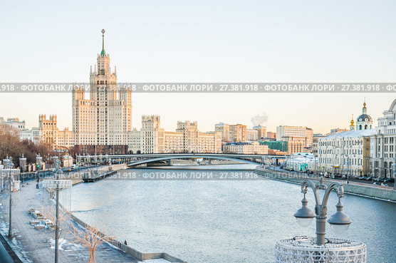 Москворецкая и Раушская набережные Москвы-реки и высотное здание на Котельнической набережной. Зимний городской пейзаж (2018 год). Стоковое фото, фотограф Алёшина Оксана / Фотобанк Лори