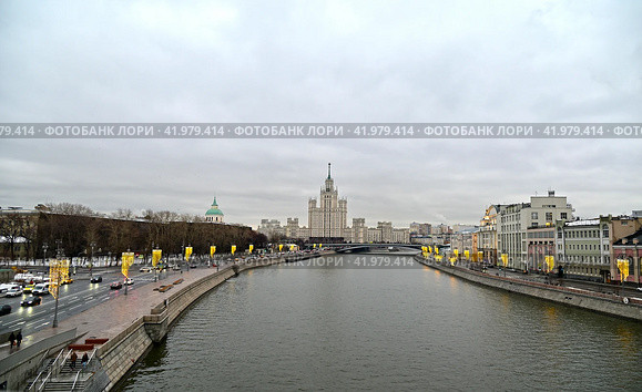 Москворецкая и Раушская набережные Москвы-реки и высотное здание на Котельнической набережной. Зимний городской пейзаж (2023 год). Стоковое фото, фотограф Александр Тараканов / Фотобанк Лори