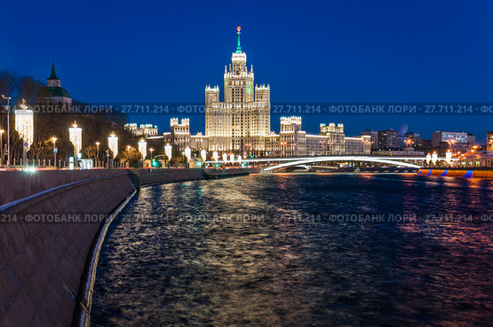 Москворецкая набережная Москвы-реки и сталинская высотка на Котельнической набережной (2018 год). Редакционное фото, фотограф Алёшина Оксана / Фотобанк Лори