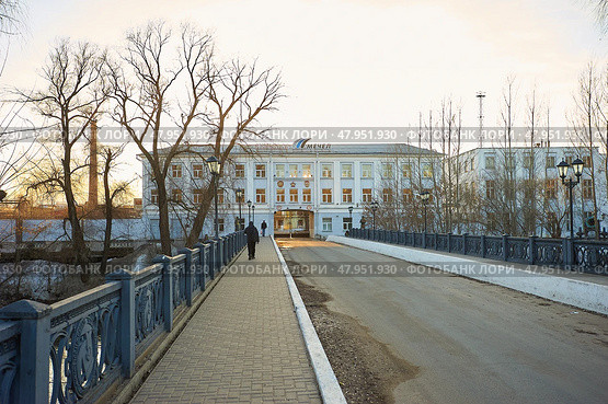 Мост через реку Иж и проходная предприятия Ижсталь компании Мечел в городе Ижевске. Bridge over the Izh River and the checkpoint of the Izhstal plant of the Mechel company in the city of Izhevsk. Редакционное фото, фотограф Юрий Карачев / Фотобанк Лори