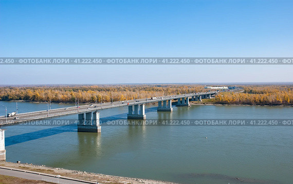 Мост через реку Обь ясным осенним днем, Барнаул, Россия (2020 год). Редакционное фото, фотограф Инна Грязнова / Фотобанк Лори