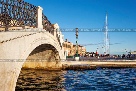 Мост Ponte Delle Ca di Dio и набережная Рива Ка ди Дио (Riva Ca di Dio). Венеция. Италия (2017 год). Редакционное фото, фотограф Сергей Афанасьев / Фотобанк Лори