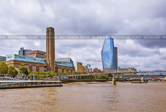 Мост Тысячелетия (Millennium Bridge) и Лондонский Сити (City of London). Лондон. Великобритания (2019 год). Редакционное фото, фотограф Сергей Афанасьев / Фотобанк Лори