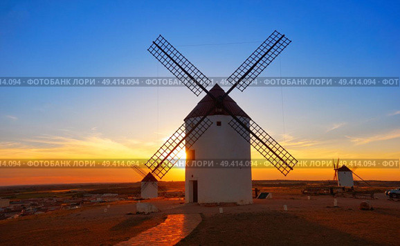 Mota del Cuervo windmills in Cuenca at Castile la Mancha of spain. Стоковое фото, агентство Ingram Publishing / Фотобанк Лори