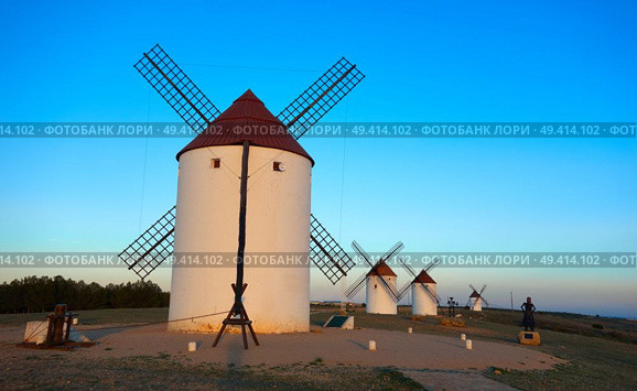 Mota del Cuervo windmills in Cuenca at Castile la Mancha of spain. Стоковое фото, агентство Ingram Publishing / Фотобанк Лори