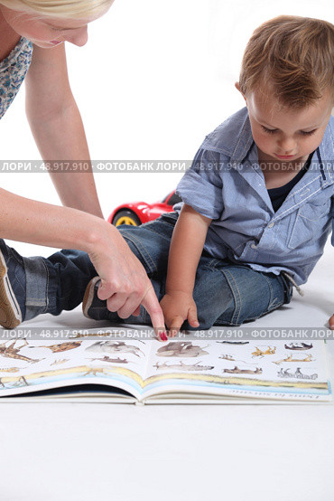 Mother and child looking at a book. Стоковое фото, агентство Ingram Publishing / Фотобанк Лори