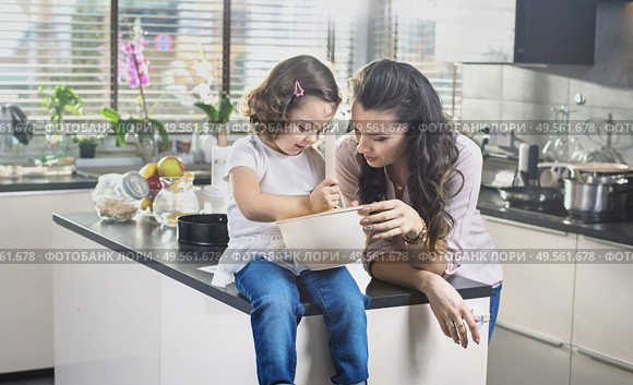 Mother and cute daughter whisking cake in the bowl. Стоковое фото, агентство Ingram Publishing / Фотобанк Лори