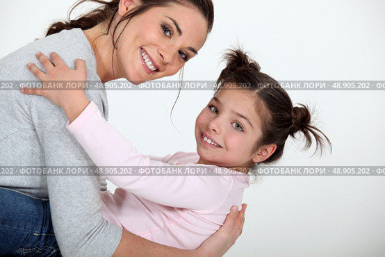 Mother and daughter playing. Стоковое фото, агентство Ingram Publishing / Фотобанк Лори