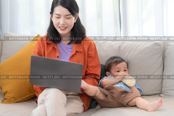 Mother and son play together after dad comes home from work. Стоковое фото, агентство Ingram Publishing / Фотобанк Лори