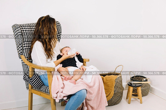mother feeding baby nursery. Стоковое фото, агентство Ingram Publishing / Фотобанк Лори
