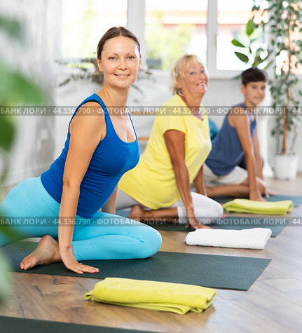 Mother, grandmother and teen son do exercise dove pose, Eka Pada Rajakapotasana. Стоковое фото, фотограф Яков Филимонов / Фотобанк Лори