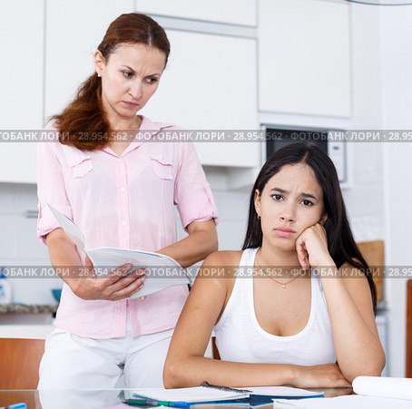 mother unhappy with her daughter. Стоковое фото, фотограф Яков Филимонов / Фотобанк Лори