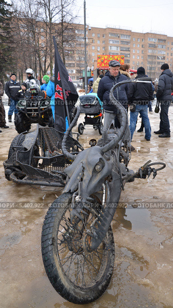 Мотомонстр на Масленице в городе Железнодорожном (2013 год). Редакционное фото, фотограф Наталья Горкина / Фотобанк Лори