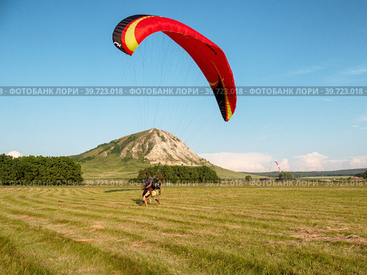 Мотопараплан с пилотом и пассажиром совершает взлёт. A paramotor with a pilot and a passenger takes off. (2022 год). Редакционное фото, фотограф Евгений Романов / Фотобанк Лори