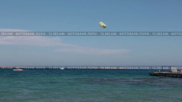 Моторная лодка тянет за собой на тросе парашютиста. Развлечения на Красном море, Хургада, Египет (2015 год). Стоковое видео, видеограф Кекяляйнен Андрей / Фотобанк Лори
