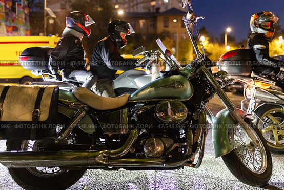 Мотоцикл Honda Shadow летним вечером в центре Москвы (2024 год). Редакционное фото, фотограф Андрей Иванов / Фотобанк Лори