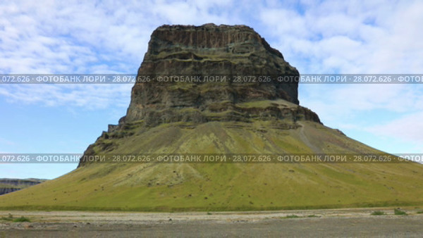 Mount Lomagnupur, a precipitous promontory on the south coast of Iceland (2017 год). Стоковое видео, видеограф Алексей Кузнецов / Фотобанк Лори