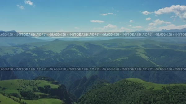 Mountain landscape with green hills. Стоковое видео, видеограф Михаил Коханчиков / Фотобанк Лори