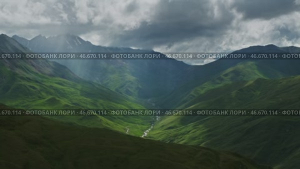 Mountain landscape with sun rays. Стоковое видео, видеограф Михаил Коханчиков / Фотобанк Лори