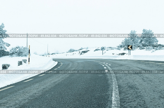 Mountain road with white snow. Стоковое фото, агентство Ingram Publishing / Фотобанк Лори