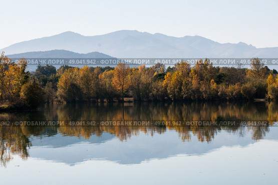 Mountains and autumnal colour reflected in water. Стоковое фото, агентство Ingram Publishing / Фотобанк Лори