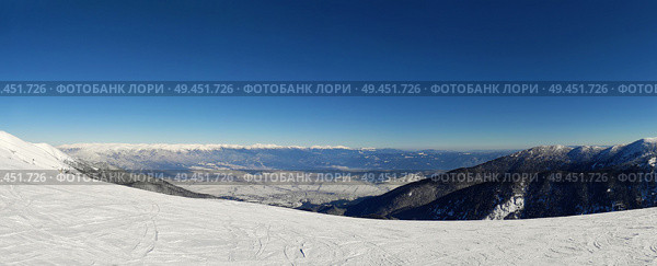 Mountains view to the winter sky slope resort from the top of Todorka peak in Bansko, Bulgaria. Стоковое фото, агентство Ingram Publishing / Фотобанк Лори