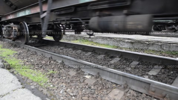 Movement of a freight train. Tanks on rails. Wheels of the train. Стоковое видео, видеограф Леонид Еремейчук / Фотобанк Лори