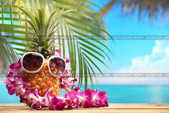Ms pineapple on beach table. Стоковое фото, агентство Ingram Publishing / Фотобанк Лори