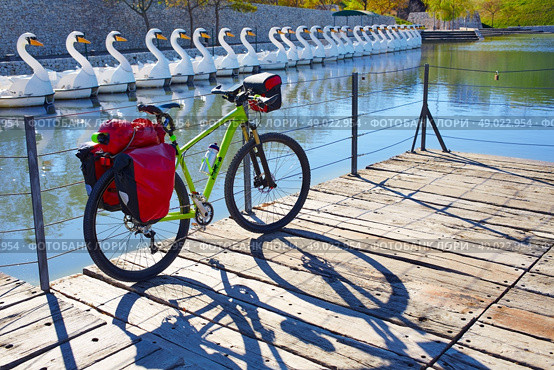 MTB Bicycle touring bike in a park with pannier racks and saddlebag. Стоковое фото, агентство Ingram Publishing / Фотобанк Лори