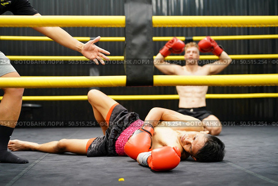 Muay Thai, The martial art of Thailand, The judges must count from one to ten when a boxer is knocked out to give him a chance to stand up to fighting or surrendering. Стоковое фото, агентство Ingram Publishing / Фотобанк Лори