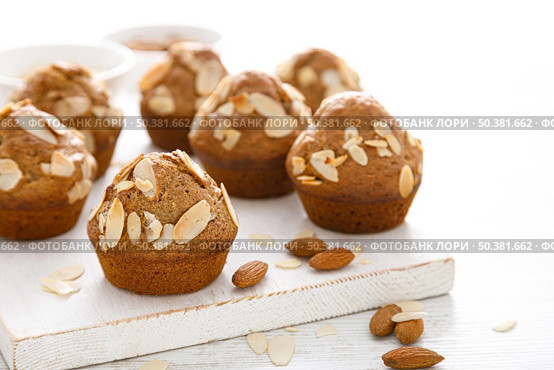 Muffins with flaked almond nuts. Cupcakes with nut chips. Стоковое фото, агентство Ingram Publishing / Фотобанк Лори