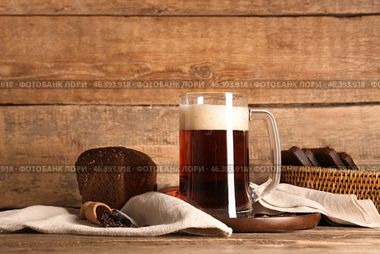 Mug of fresh kvass and bread on wooden background. Стоковое фото, фотограф Pixel_shot / Фотобанк Лори