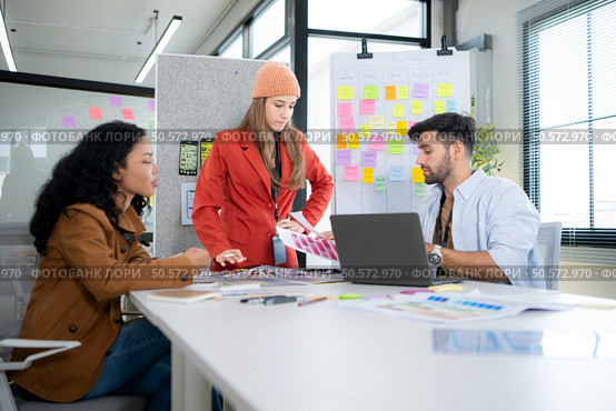 Multiethnic young business people working together in modern office, Collaborate to designing an application for use on the internet network. Стоковое фото, агентство Ingram Publishing / Фотобанк Лори