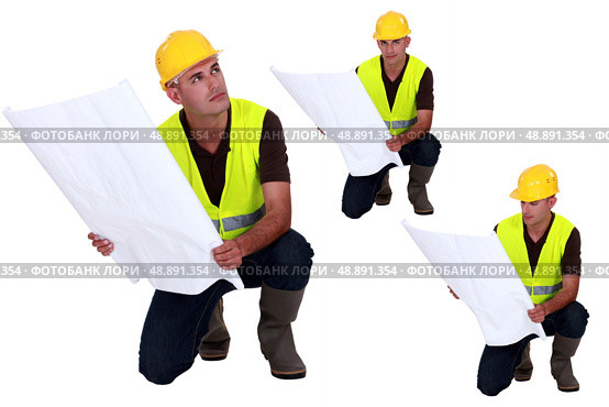 Multiple shot on foreman with plans kneeling. Стоковое фото, агентство Ingram Publishing / Фотобанк Лори