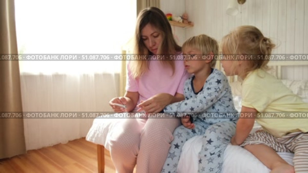 Mum is cutting nails to her son by Clippers. Mother use Nail Trimmer for cutting tiny fingernails of little son. Kid boy hand. Child care. Clip nails. Closeup. Children hygiene. Clipping Child's Nails. Стоковое видео, видеограф Марина Демидюк / Фотобанк Лори