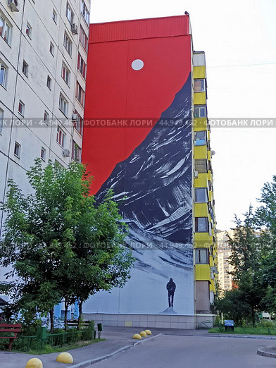 Мурал " Гора " на ул. Луговая, 2  , мкр-н Железнодорожный , г. Балашиха .( художник  Илья Робе ) (2024 год). Редакционное фото, фотограф stargal / Фотобанк Лори