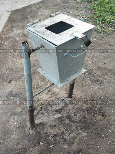 Мусорка перед колледжем на замке. Новосибирск. The trash can in front of the college is locked. Novosibirsk. 学院门口的垃圾桶上了锁。 新西伯利亚。 Стоковое фото, фотограф Денис Баданин / Фотобанк Лори