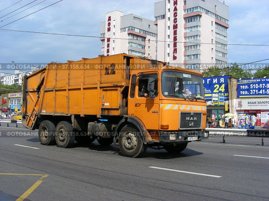 Мусоровоз на дороге. Рязанский проспект. Город Москва (2012 год). Редакционное фото, фотограф lana1501 / Фотобанк Лори