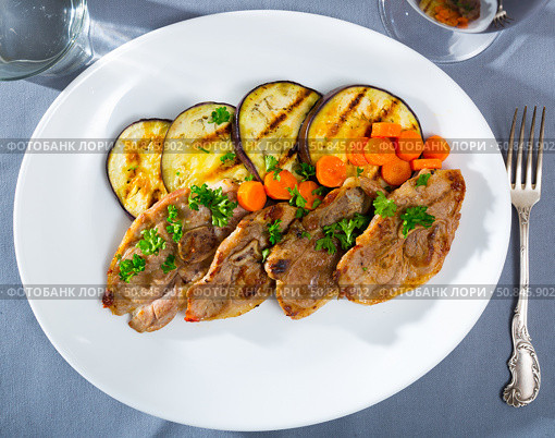 Mutton loin chops grilled with eggplant. Стоковое фото, фотограф Яков Филимонов / Фотобанк Лори
