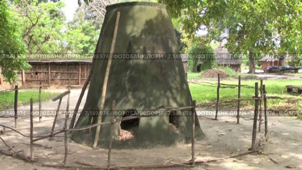 Музей деревни (Kijiji cha Makumbusho, Village Museum) с различными типами деревенских домов этнических групп Танзании. Национальный музей в городе Dar es Salaam, Африка (2014 год). Стоковое видео, видеограф Кекяляйнен Андрей / Фотобанк Лори