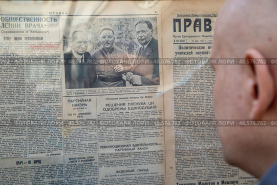 Мужчина читает советскую газету "Правда" 1935 года выпуска на стенде в городе Москве, Россия. Редакционное фото, фотограф Николай Винокуров / Фотобанк Лори