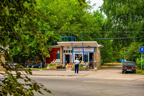 Мужчина идет к развалу с овощами и фруктами (2024 год). Редакционное фото, фотограф Илья Старков / Фотобанк Лори