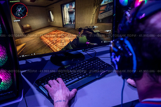 Мужчина играет по сети в компьютерную игру Counter Strike в городе Москве, Россия (2024 год). Редакционное фото, фотограф Николай Винокуров / Фотобанк Лори