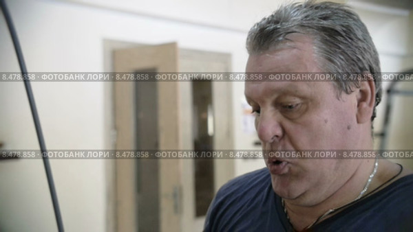 Мужчина качает мышцы рук. Стоковое видео, видеограф Данил Руденко / Фотобанк Лори