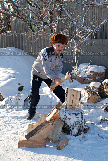 Мужчина колет дрова колуном зимой (2008 год). Редакционное фото, фотограф Александр Морин / Фотобанк Лори